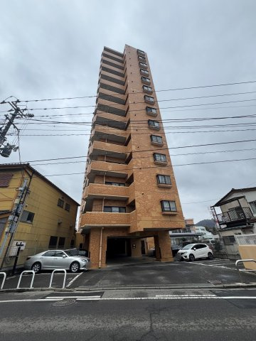 想定年間賃料　75.6万　想定利回り　7.9％　鉄骨鉄筋コンクリート造の外観