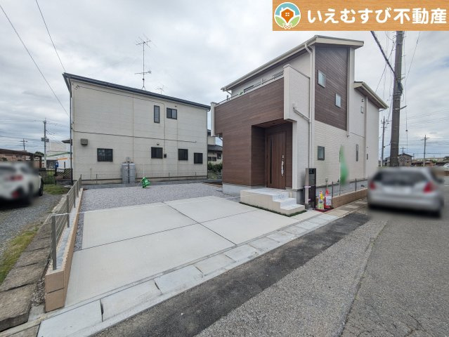 BLOOMING GARDEN　羽生市西5丁目の駐車場|2台駐車可能なスペース完備
しっかり舗装してある駐車スペースで天気が悪く足元が悪い日でも乗り降りしやすい♪