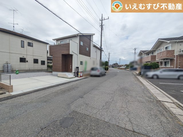 BLOOMING GARDEN　羽生市西5丁目の前面道路含む現地写真|充分な広さの8ｍ前面道路
間口が広くお車の出し入れも問題なく行えるスペースが確保されています♪