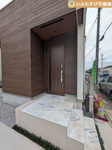 BLOOMING GARDEN　羽生市西5丁目のエントランス|落ち着いた色づかいのエントランス
駐車場からアクセスの良いエントランス。雨の日や荷物が多くても安心の動線♪