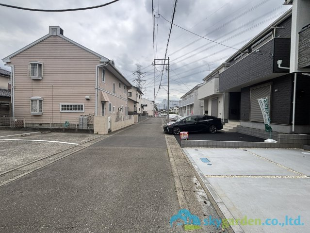 伊勢原市下落合　新築戸建　全2棟2号棟の前面道路含む現地写真