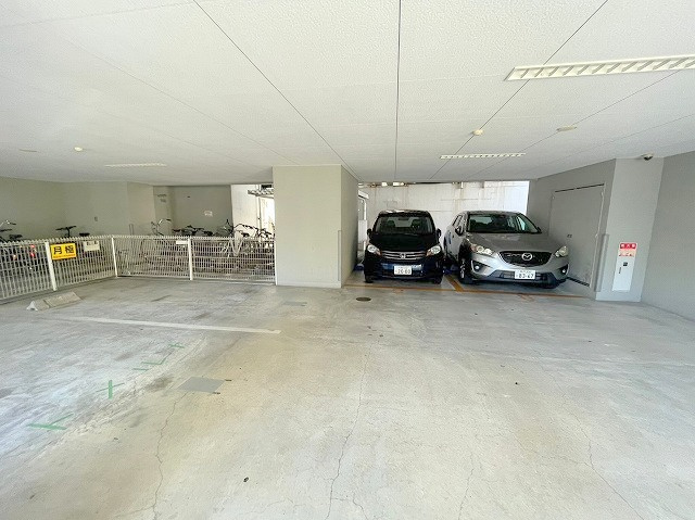 ウィスタリア新北野の駐車場