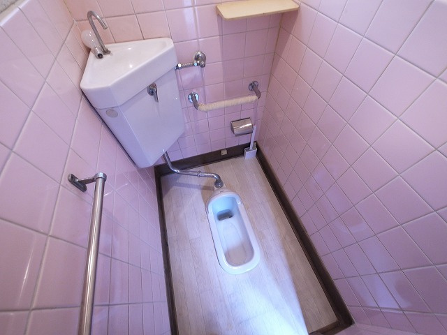 滝野戸建て　離れのトイレ