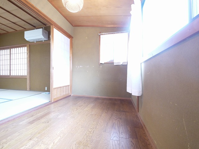 滝野戸建て　離れの洋室