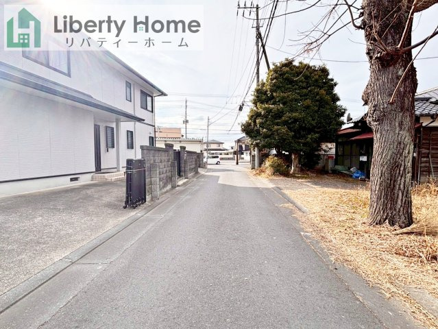 水戸市渡里町　中古戸建の前面道路含む現地写真