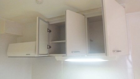 グリーンピア原木のキッチン|キッチン上に収納あります（写真は別号室です）