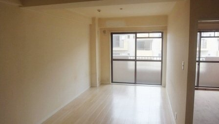 グリーンピア原木の居間・リビング|14帖の広々リビングです（写真は別号室です）