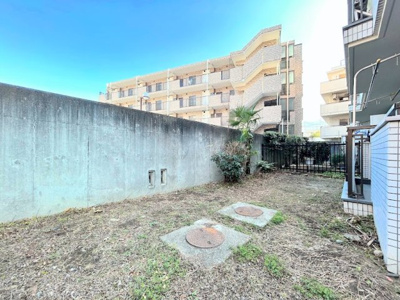 【庭】 | サンシティ日吉 | ◆お手入れのしやすいちょうどよいサイズ感のお庭付き。植栽や家庭菜園等多目的にご利用いただけるプライベート空間。