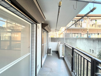 【バルコニー】 | サンシティ日吉 | ◆気持ちのいい空が見渡せる広いバルコニー。爽やかな風を感じて、心躍る素敵な暮らしがはじまります。通風・採光にも優れ、心地よい光と風があふれています。

