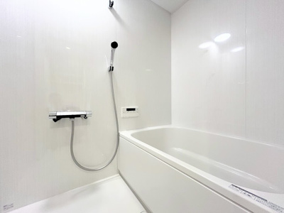 【浴室】 | サンシティ日吉 | ◆モダンデザインの空間が気持ちよさを高めてくれるバスルーム。すっきりとした清潔感の中に都会的なセンスが感じられ、心身をリフレッシュできる寛ぎを深めてくれるスペースです。

