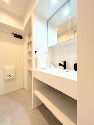 【洗面所】 | サンシティ日吉 | ◆毎日使う場所だから、機能的で使いやすさに配慮したパウダールーム。すっきりと使えるように収納も豊富にご用意しています。