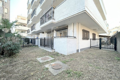 【庭】 | サンシティ日吉 | ◆お手入れのしやすいちょうどよいサイズ感のお庭付き。植栽や家庭菜園等多目的にご利用いただけるプライベート空間。