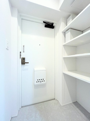 【玄関】 | サンシティ日吉 | ◆光の渦が溢れた明るい玄関ホール。「おかえり」と「ただいま」が交差するお家の顔とも言える場所は爽やかで心地良い空間となっています。すっきり片付いた玄関で来客時にも自信が持てそう。