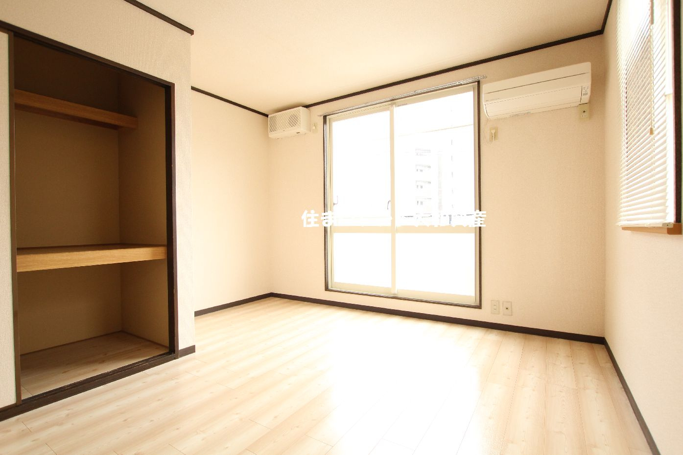 ウッディヒルズＡの居間・リビング