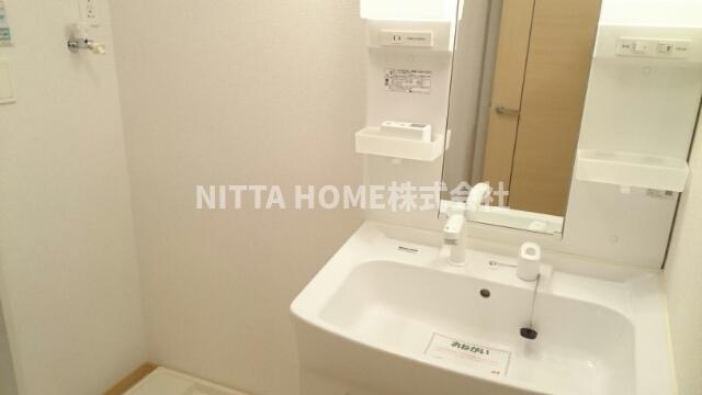 ビバーチェⅢの洗面所|シャワー付きの洗面台朝の準備も楽々です♪