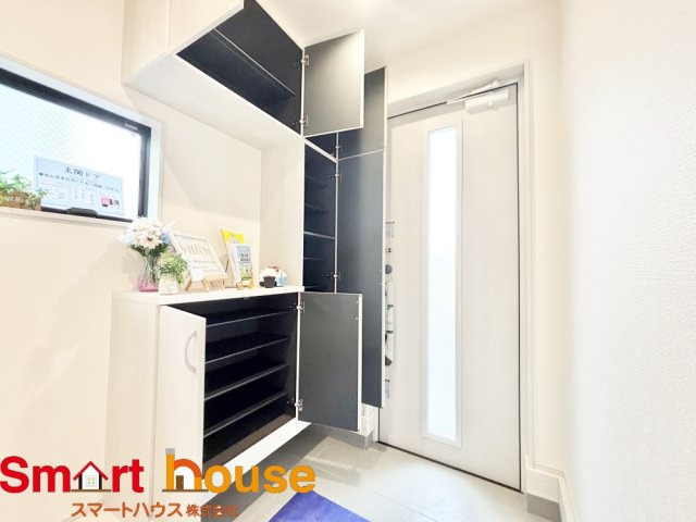 綾瀬市吉岡東新築1棟の玄関