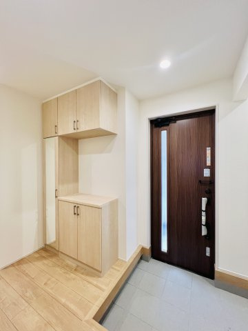 高崎市下小塙町の玄関|着脱もスムーズにできる広々玄関◎
土間収納もあるのでスッキリと！！