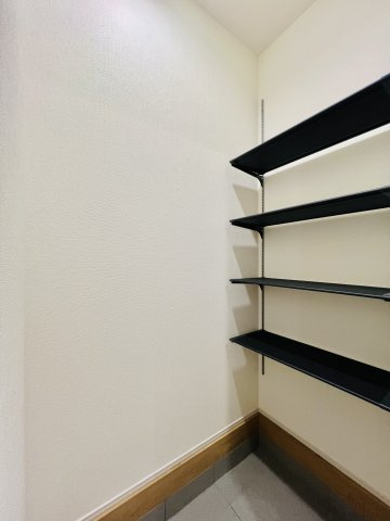 高崎市下小塙町の収納|ご家族の履物もスッキリ片付く土間収納♪