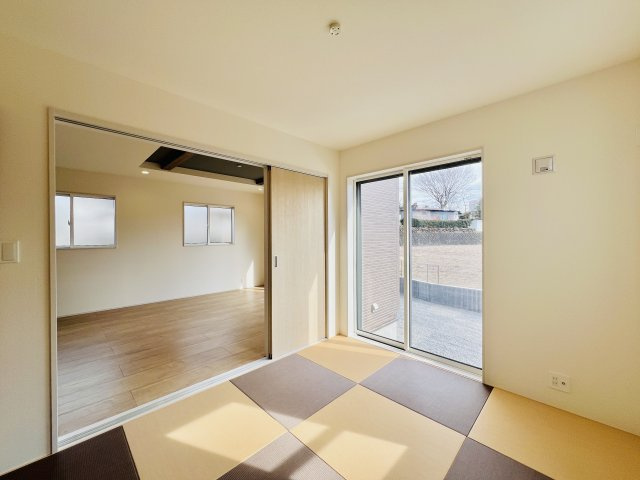 高崎市下小塙町の和室|リビングに隣接する和室は、キッズスペースや家事スペースとしても♪