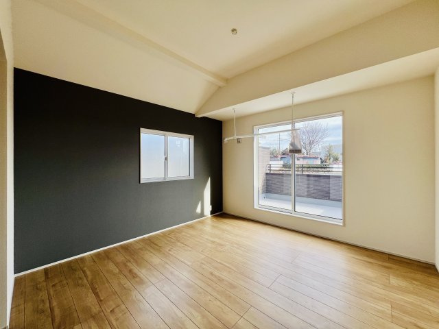 高崎市下小塙町の洋室|8帖のゆったりとした広さを確保した主寝室♪
WIC付き