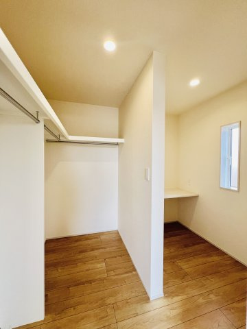 高崎市下小塙町の収納|カウンター付きの大容量WIC♪