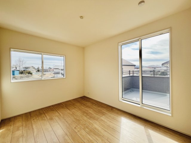 高崎市下小塙町の洋室|バルコニーの奥行で圧迫感なく、開放的にお過ごしいただけます(^^♪