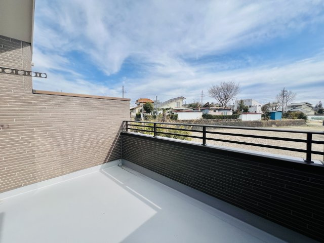 高崎市下小塙町のバルコニー|日当たりも良好なバルコニーは、２ヵ所にあるので用途に合わせて便利に使えます♪