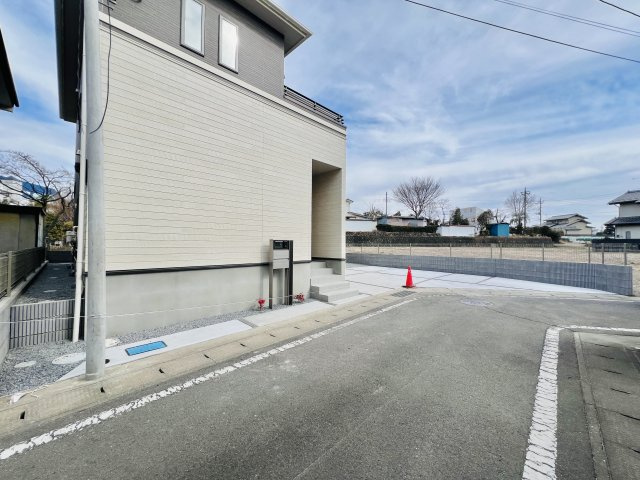 高崎市下小塙町の前面道路含む現地写真|閑静な住宅地で、駐車も焦らずに♪
