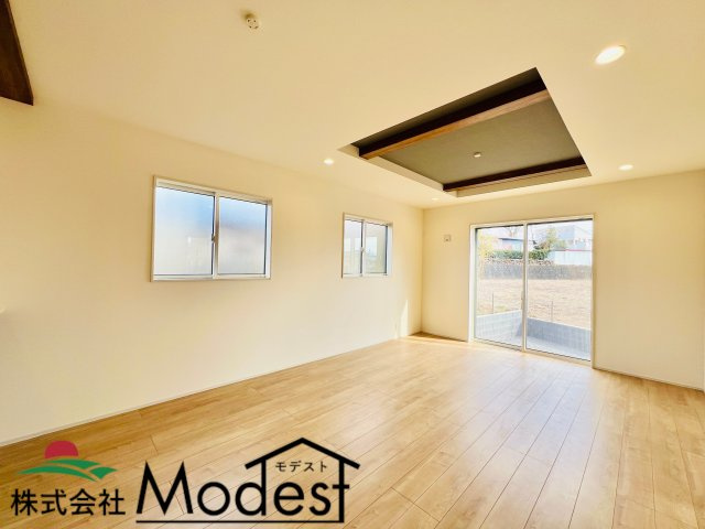 高崎市下小塙町の居間・リビング|天井を高くしてリビングに開放感をプラスした折上天井◎
