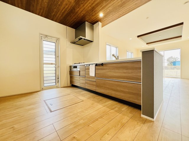 高崎市下小塙町のキッチン|作業スペースを広く、後方に食器棚を設置しても快適にお料理できるキッチン♪