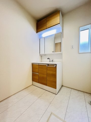 高崎市下小塙町の独立洗面台|広々とした洗面脱衣所◎