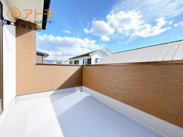【バルコニー】 | 富士宮市宮原　新築戸建て　2号棟 | 陽当たりのよいバルコニーのため、洗濯物もすぐに乾き、お布団もふかふかに♪