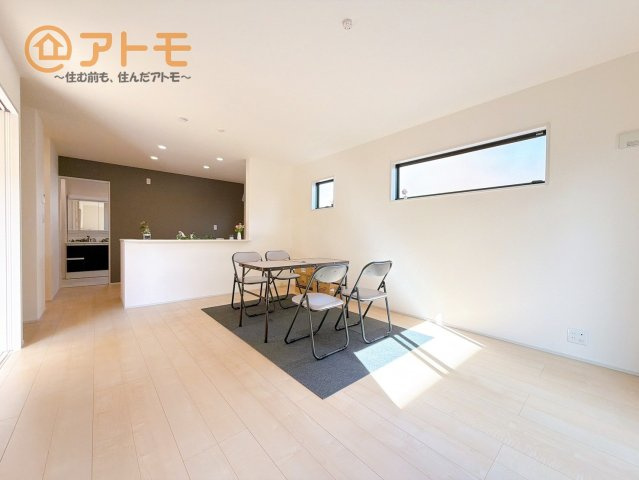 【居間・リビング】 | 富士宮市宮原　新築戸建て　2号棟 | 高い位置に設置された窓はテレビの配置を邪魔しません
