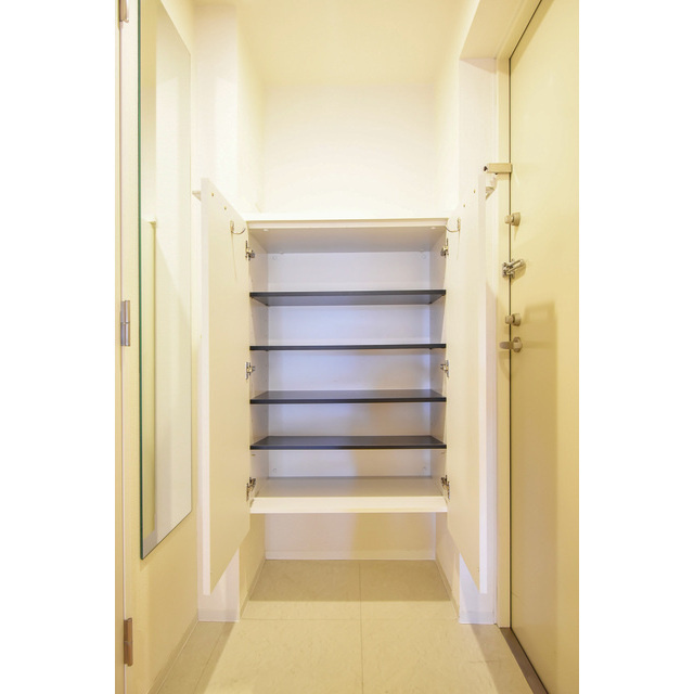 SERENiTE堺筋本町SUDの玄関