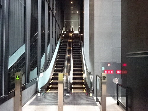 大阪ひびきの街　ザ・サンクタスタワーのその他|メインエントランス内エスカレータ　※前回募集時／２０２５年５