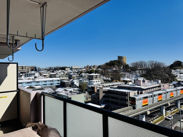 キャッスルマンション多摩センターのバルコニー|～8階住戸につき陽当たり良好、洗濯物がよく乾きそうです～