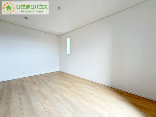 いわき市泉町下川第8　新築戸建　の寝室|天井の高い主寝室。ゆっくりと過ごせる大人のくつろぎ空間！