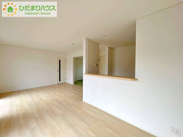 いわき市泉町下川第8　新築戸建　の居間・リビング|リビング大きな窓からは、暖かな日の光が降り注ぎます・・・