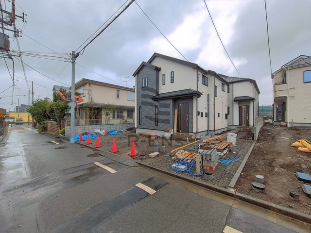 【前面道路含む現地写真】 | 西東京市東町１丁目　新築戸建て　A号棟 | 落ち着いた低層住宅街の一角、穏やかな暮らしを育むエリアです
