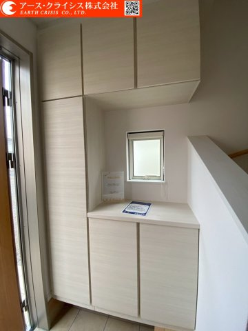 【玄関】 | 野田市上花輪新町 | ゆとりある玄関スペースが住まいの第一印象を演出。家族や来客を気持ちよく迎えられる明るい空間設計です。収納にも配慮された玄関は、靴や小物もすっきり整理可能。生活感を抑えた美しい空間を保てます。