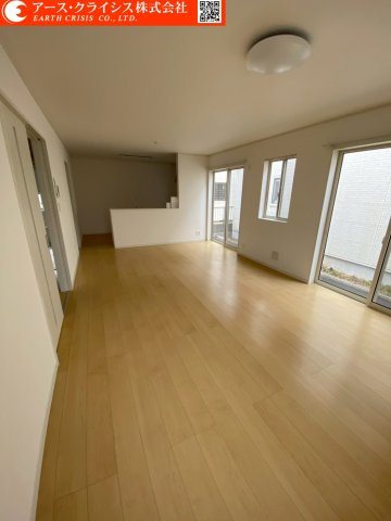 【居間・リビング】 | 野田市上花輪新町 | ゆとりある広さを確保したリビングは、家具配置の自由度も高く、多彩なライフスタイルに対応します。陽光が差し込む明るいリビング。家族が自然と集まる心地よい空間で、団らんの時間をゆったりと過ごせます。