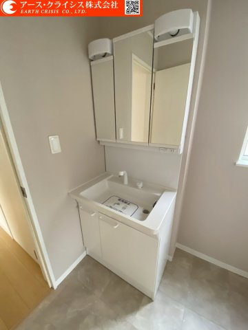 【洗面所】 | 野田市上花輪新町 | 収納力を備えた洗面化粧台。朝の身支度もスムーズに行える使いやすい設計です。明るく清潔感のある洗面スペース。家族並んで使えるゆとりが魅力です。