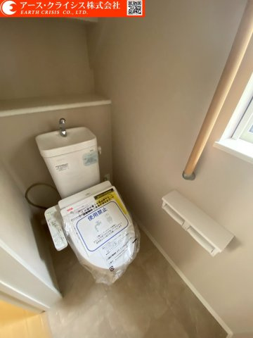 【トイレ】 | 野田市上花輪新町 | 落ち着いた空間設計で、来客時にも安心。すっきりとした印象のトイレです。清潔感あふれるトイレスペースはシンプルで使いやすく、毎日快適に利用できます。