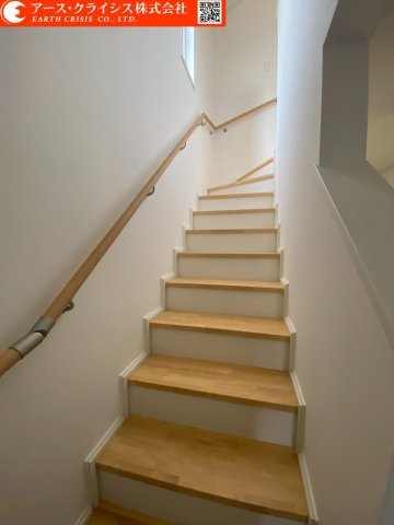【その他】 | 野田市上花輪新町 | 手すり付きで安心感のある階段設計。動線もスムーズで日々の上り下りも快適です。採光が差し込む明る階段スペース。住まい全体に開放感を与える設計です。