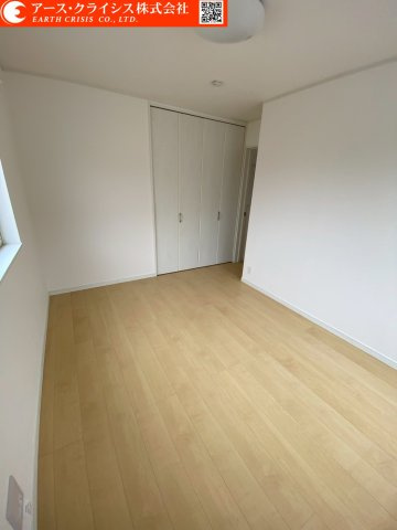 【洋室】 | 野田市上花輪新町 | 落ち着いた雰囲気の洋室は、主寝室としてもゆとりある広さ。ベッドや収納家具を配置しても圧迫感が出にくく、一日の終わりをゆったりと過ごせる癒しの空間です。