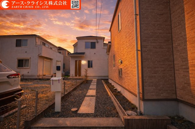 【外観】 | 野田市上花輪新町 | 落ち着いた街並みに調和する端正な外観デザイン。シンプルながら存在感のある佇まいが、住まう人の誇りを満たします。前面スペースにもゆとりがあり、開放感と安心感を兼ね備えた住まいです。