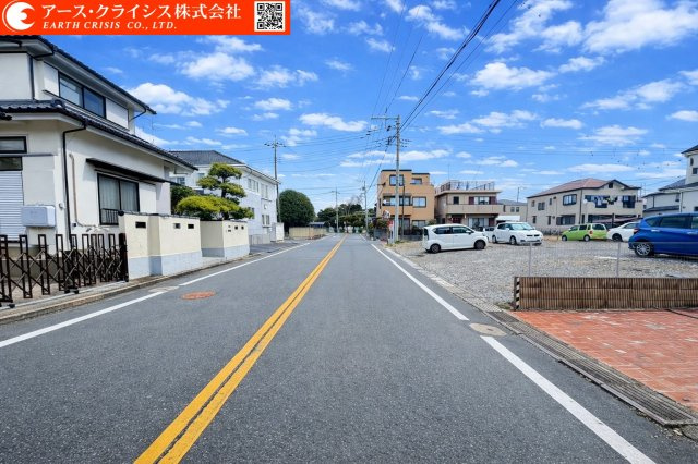 【前面道路含む現地写真】 | 野田市上花輪新町 | 静かな住宅街に位置し、車通りも比較的少なめ。小さなお子様がいるご家族にも安心の住環境です。暮らしやすさを実感できるロケーションが魅力です