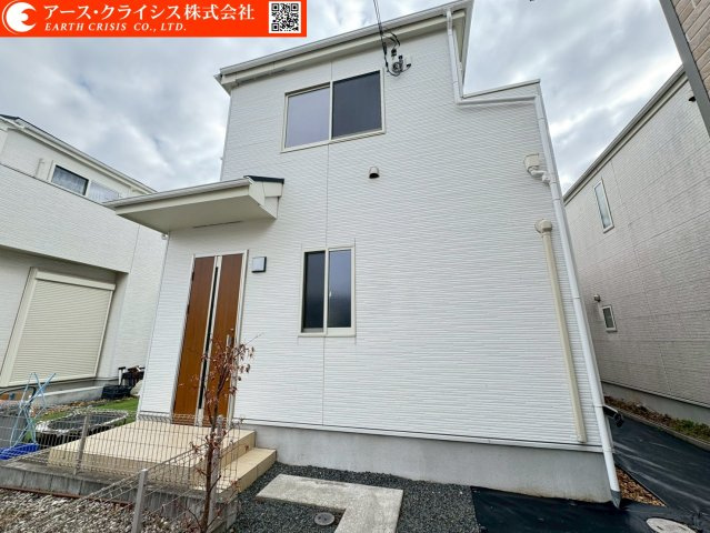 【外観】 | 野田市上花輪新町 | 落ち着いた街並みに映える、端正で安定感のある外観デザイン。周囲との調和を大切にしながらも、ゆとりある敷地配置が開放感を演出します。前面道路とのバランスも良く、日々の出入りや駐車もスムーズ。