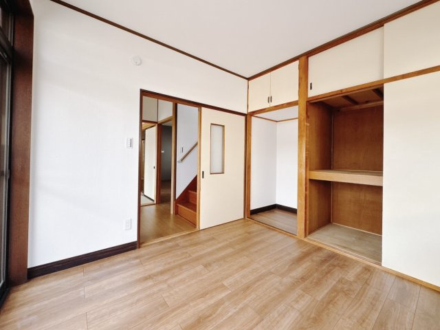 【中古戸建】桐生市新里町1期の洋室|■1階洋室｜ナチュラルカラーの床です。模様替えなどとても楽しく工夫できます♪陽当たり、風通しもとても良いので毎日快適な生活スタートです！子供部屋にも良いですね♪