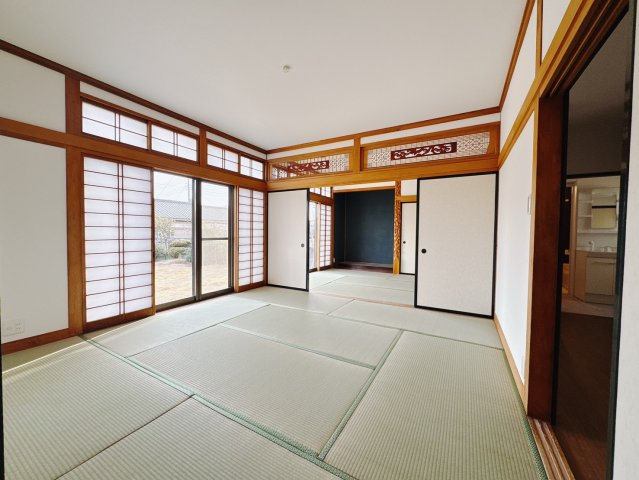 【中古戸建】桐生市新里町1期の和室|■1階和室｜和室を書斎にしたり、冬にはコタツを敷いて家族みんなで年越しをするのもいいですね。家族みんなのお気に入りの空間になります♪
